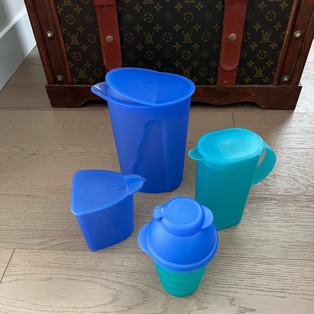 Set of 4 Tupperware Impressions / Pitchers & Shakers – Creamer & Salad Shaker